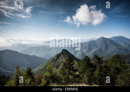 Paysages de montagne, Castelvecchio di Rocca Barbena, Province de Savone, ligurie, italie Banque D'Images