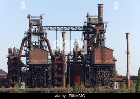 L'usine haut-fourneau désaffecté avec treuil maisons, ancienne usine métallurgique, Duisburg-Nord parc paysage industriel Banque D'Images