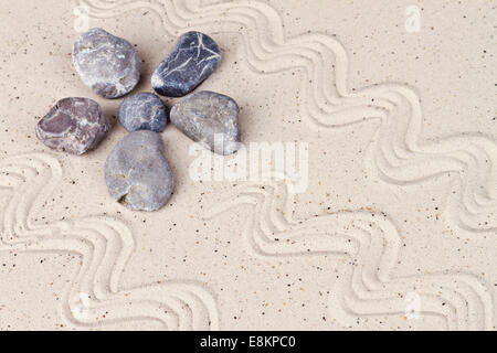 Jardin zen avec des pierres de sable Banque D'Images