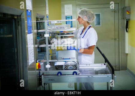 Reportage dans l'unité de stérilisation à Thonon-les-Bains hôpital, France Tous les services hospitaliers envoyer leur matériel ici pour être Banque D'Images