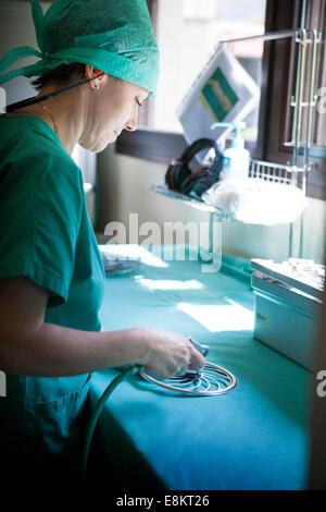 Reportage dans l'unité de stérilisation à Thonon-les-Bains hôpital, France Tous les services hospitaliers envoyer leur matériel ici pour être Banque D'Images