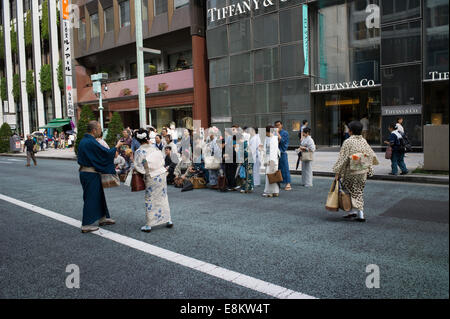 En costume traditionnel japonais posant dehors Tiffany & Co, Ginza, Tokyo, Japon. Banque D'Images