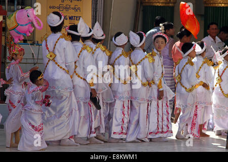 Les filles en costume traditionnel au temple Mahamuni, près de Mandalay, Birmanie (Myanmar) Banque D'Images