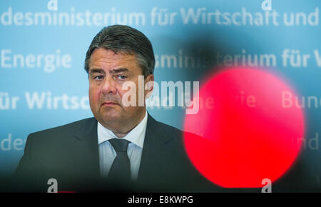 Sigmar Gabriel (SPD) parle après des négociations avec le Premier Ministre de Bavière Seehofer (CSU) et le ministre bavarois de l'économie (CSU) à Berlin, Allemagne, 09 octobre 2014. La réunion a porté sur les préoccupations du gouvernement concernant l'SuedLink bavarois et un kilomètre 450 de l'électricité à partir de la liaison Sachsen-anhalt à Meitingen près d'Augsbourg. Photo : Bernd von Jutrczenka/dpa Banque D'Images