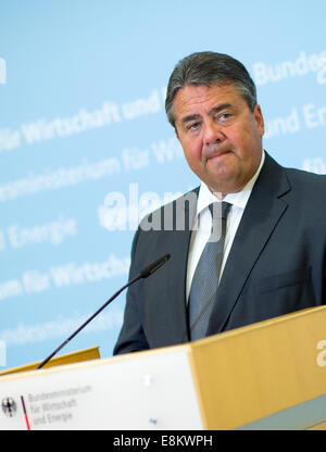 Sigmar Gabriel (SPD) parle après des négociations avec le Premier Ministre de Bavière Seehofer (CSU) et le ministre bavarois de l'économie (CSU) à Berlin, Allemagne, 09 octobre 2014. La réunion a porté sur les préoccupations du gouvernement concernant l'SuedLink bavarois et un kilomètre 450 de l'électricité à partir de la liaison Sachsen-anhalt à Meitingen près d'Augsbourg. Photo : Bernd von Jutrczenka/dpa Banque D'Images