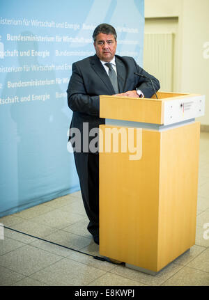 Sigmar Gabriel (SPD) parle après des négociations avec le Premier Ministre de Bavière Seehofer (CSU) et le ministre bavarois de l'économie (CSU) à Berlin, Allemagne, 09 octobre 2014. La réunion a porté sur les préoccupations du gouvernement concernant l'SuedLink bavarois et un kilomètre 450 de l'électricité à partir de la liaison Sachsen-anhalt à Meitingen près d'Augsbourg. Photo : Bernd von Jutrczenka/dpa Banque D'Images