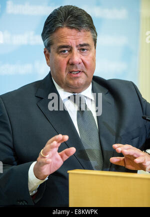 Sigmar Gabriel (SPD) parle après des négociations avec le Premier Ministre de Bavière Seehofer (CSU) et le ministre bavarois de l'économie (CSU) à Berlin, Allemagne, 09 octobre 2014. La réunion a porté sur les préoccupations du gouvernement concernant l'SuedLink bavarois et un kilomètre 450 de l'électricité à partir de la liaison Sachsen-anhalt à Meitingen près d'Augsbourg. Photo : Bernd von Jutrczenka/dpa Banque D'Images