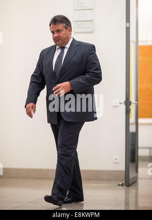 Sigmar Gabriel (SPD) arrive pour une déclaration à la presse après des entretiens avec le Premier Ministre de la Bavière, Horst Seehofer (CSU) et le ministre bavarois de l'économie (CSU) à Berlin, Allemagne, 09 octobre 2014. La réunion a porté sur les préoccupations du gouvernement concernant l'SuedLink bavarois et un kilomètre 450 de l'électricité à partir de la liaison Sachsen-anhalt à Meitingen près d'Augsbourg. Photo : Bernd von Jutrczenka/dpa Banque D'Images