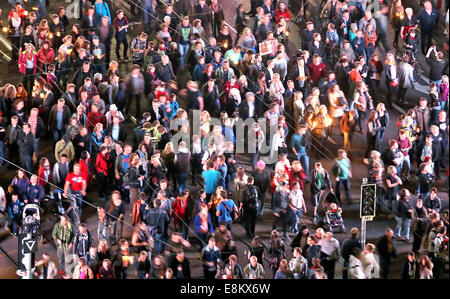 Leipzig, Allemagne. 09Th Oct, 2014. Les visiteurs de la fête des lumières à pied à travers la ville à l'occasion du 25e anniversaire de la révolution pacifique à Leipzig, Allemagne, 09 octobre 2014. La ville de Leipzig commémore l'anniversaire avec des invités de haut rang et un festival des lumières. Le 9 octobre 1989 environ 70 000 personnes se sont rassemblées à Leipzig sous la bannière de "Nous sommes le peuple". Photo : Jan Woitas/dpa/Alamy Live News Banque D'Images