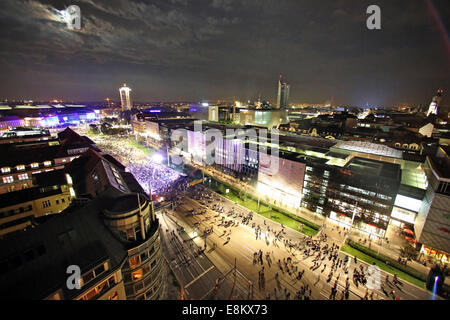 Leipzig, Allemagne. 09Th Oct, 2014. Les visiteurs de la fête des lumières à pied à travers la ville à l'occasion du 25e anniversaire de la révolution pacifique à Leipzig, Allemagne, 09 octobre 2014. La ville de Leipzig commémore l'anniversaire avec des invités de haut rang et un festival des lumières. Le 9 octobre 1989 environ 70 000 personnes se sont rassemblées à Leipzig sous la bannière de "Nous sommes le peuple". Photo : Jan Woitas/dpa/Alamy Live News Banque D'Images