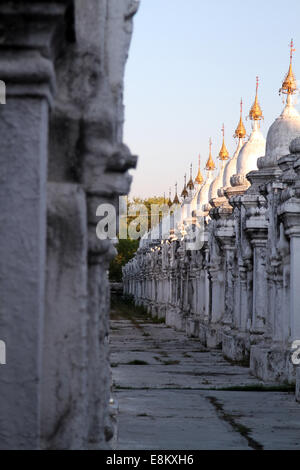 La Pagode Kuthodaw, Mandalay, Birmanie (Myanmar) Banque D'Images