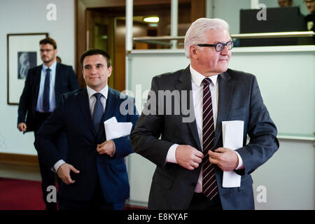 Le ministre allemand des Affaires étrangères Frank-Walter STEINMEIER (SPD), R reçoit le ministre des Affaires étrangères ukrainien Pavlo Klimkin (L) du ministère des Affaires étrangères à Berlin, Allemagne, 10 octobre 2014. La réunion a porté sur les relations entre l'Allemagne, l'Union européenne et l'Ukraine ainsi que la situation actuelle en Ukraine. Photo : Gregor Fischer/dpa Banque D'Images