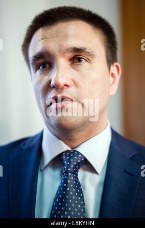 Le ministre des Affaires étrangères ukrainien Pavlo Klimkin (L) prend la parole lors d'une conférence de presse après une rencontre avec le Ministre allemand des Affaires étrangères Frank-Walter STEINMEIER (SPD) du ministère des Affaires étrangères à Berlin, Allemagne, 10 octobre 2014. La réunion a porté sur les relations entre l'Allemagne, l'Union européenne et l'Ukraine ainsi que la situation actuelle en Ukraine. Photo : Gregor Fischer/dpa Banque D'Images