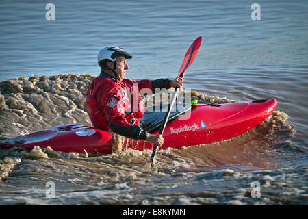 Une école de kayak La rivière Severn à Newnham-on-Severn près de Gloucester Oct 2014 Banque D'Images