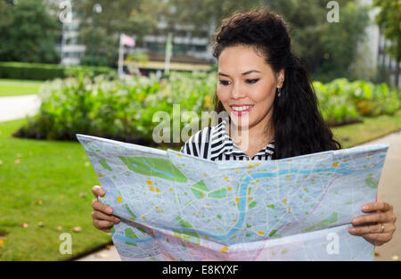 Young Woman Reading a map. Banque D'Images