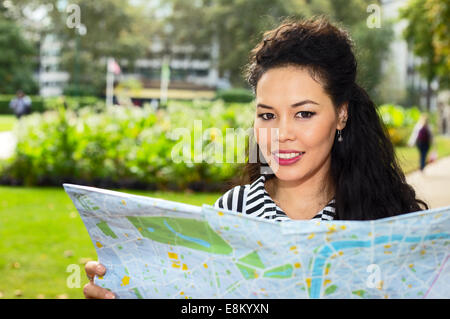 Jeune femme tenant une carte Banque D'Images