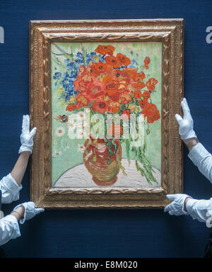 Londres, Royaume-Uni. 10 octobre, 2014. Sotheby's regarder assistants "toujours la vie, Vase avec tribunes et coquelicots' par Vincent Van Gogh (est. 30 à 50 millions de dollars) au cours de la vue de la presse la semaine de la presse vente aux enchères frise voir chez Sotheby's Londres. Credit : Piero Cruciatti/Alamy Live News Banque D'Images
