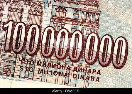 Détail de 100 000 000 de dinars billet de 1993 yougoslave le montant en Amérique et l'alphabet cyrillique Banque D'Images