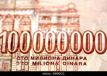 Détail de 100 000 000 de dinars billet de 1993 yougoslave le montant en Amérique et l'alphabet cyrillique Banque D'Images