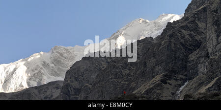 Close-up of Himalayan mountain peaks contre le ciel bleu. Banque D'Images