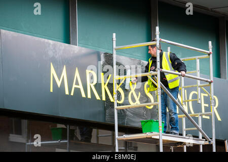 Nettoyage travailleur Marks and Spencer shop sign in Shrewsbury Shropshire England UK Banque D'Images