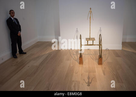 Londres, Royaume-Uni. 10 octobre, 2014. 'Char' par Alberto Giacometti (est. 100 millions de dollars) en sur l'affichage à Sotheby's lors de la vue de la presse la semaine de la presse vente aux enchères frise voir chez Sotheby's Londres. Credit : Piero Cruciatti/Alamy Live News Banque D'Images