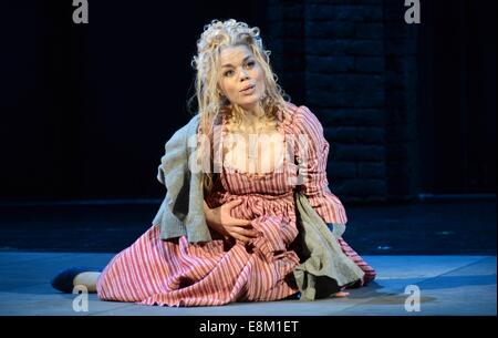 Leipzig, Allemagne. 9 octobre, 2014. Olena Tokar comme Margarethe effectue au cours de la robe d'rehearsel «Gounods Faust' par Charles à l'Opéra de Leipzig à Leipzig, Allemagne, 09 octobre 2014. L'opéra sera diffusé le 11 octobre dans le cadre de la célébration du 1000e anniversaire de la ville de Leipzig en 2015. Dpa : Crédit photo alliance/Alamy Live News Banque D'Images