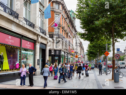 Boutiques sur O'Connell Street, dans le centre-ville, la ville de Dublin, République d'Irlande Banque D'Images