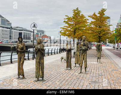 Rowan Gillespie Famine Memorial sur Custom House Quay, Dublin, République d'Irlande Banque D'Images