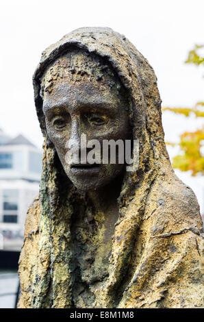 Détail d'une figure dans Rowan Gillespie Famine Memorial sur Custom House Quay, Dublin, République d'Irlande Banque D'Images