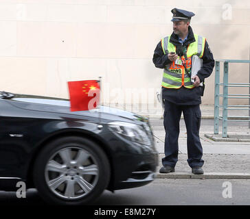 Berlin, Allemagne. 10 Oct, 2014. Une voiture officielle avec un fanion chinois arrive à la chancellerie allemande pour le 3ème consultations gouvernementales sino-allemande à Berlin, Allemagne, 10 octobre 2014. Dpa : Crédit photo alliance/Alamy Live News Banque D'Images