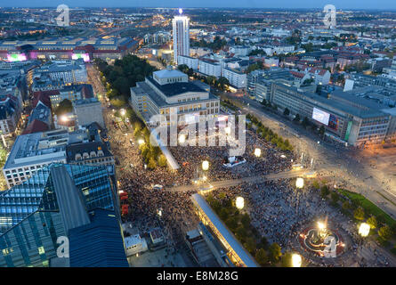 Leipzig, Allemagne. 9 octobre, 2014. Les visiteurs de la Fête des Lumières se rassemblent à l'Augustenplatz square à l'occasion du 25e anniversaire de la révolution pacifique à Leipzig, Allemagne, 09 octobre 2014. La ville de Leipzig commémore l'anniversaire avec des invités de haut rang et un festival des lumières. Le 09 octobre 1989 environ 70 000 personnes se sont rassemblées à Leipzig sous la bannière de "Nous sommes le peuple". Dpa : Crédit photo alliance/Alamy Live News Banque D'Images