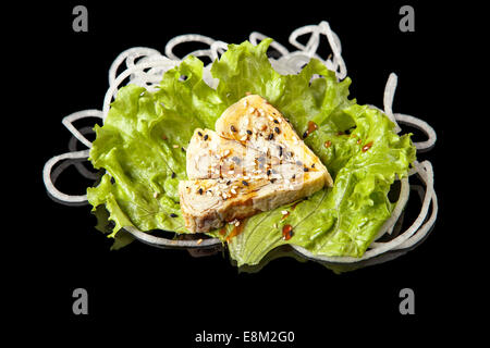 Sushi oeufs tamako sashimy sur fond noir Banque D'Images