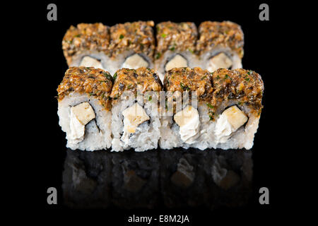 Ensemble de rouleaux de sushi avec du fromage sur un fond noir Banque D'Images
