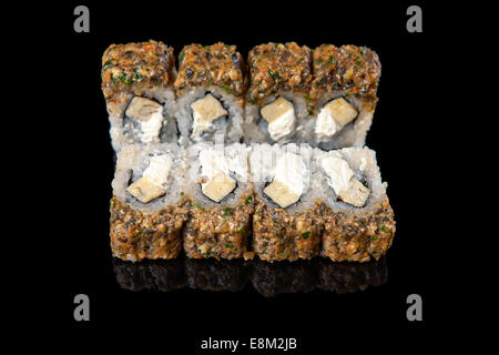 Ensemble de rouleaux de sushi avec du fromage sur un fond noir Banque D'Images