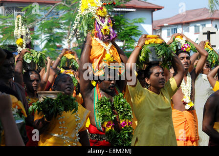 Les dévots, hommes et femmes exerçant son diety hindou et dans des pots de lait en tête de procession religieuse Banque D'Images