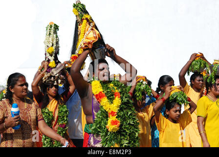 Les dévots, hommes et femmes exerçant son diety hindou et dans des pots de lait en tête de procession religieuse Banque D'Images