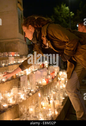Leipzig, Allemagne. 9 octobre, 2014. Les personnes à la lumière festival à Augustenplatz square à l'occasion du 25e anniversaire de la révolution pacifique à Leipzig, Allemagne, 09 octobre 2014. La ville de Leipzig commémore l'anniversaire avec des invités de haut rang et un festival des lumières. Le 09 octobre 1989 environ 70 000 personnes se sont rassemblées à Leipzig sous la bannière de "Nous sommes le peuple". Dpa : Crédit photo alliance/Alamy Live News Banque D'Images
