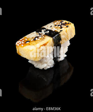 Tamako sushi oeufs sur fond noir Banque D'Images