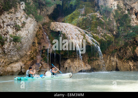 Les femmes qui à l'aide d'un canoë dans les gorges du Verdon (France). Touristes canotant dans les gorges du Verdon (France). Banque D'Images