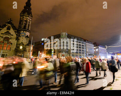 Leipzig, Allemagne. 9 octobre, 2014. Les visiteurs de la Fête des Lumières se rassemblent à l'Augustenplatz square à l'occasion du 25e anniversaire de la révolution pacifique à Leipzig, Allemagne, 09 octobre 2014. La ville de Leipzig commémore l'anniversaire avec des invités de haut rang et un festival des lumières. Le 09 octobre 1989 environ 70 000 personnes se sont rassemblées à Leipzig sous la bannière de "Nous sommes le peuple". Dpa : Crédit photo alliance/Alamy Live News Banque D'Images