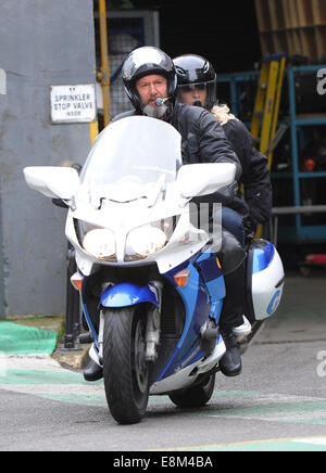 Holly Willoughby vu quitter studios itv sur le vélo d'un vélo de moteur après avoir présenté ce matin. Avec : Holly Willoughby Où : London, Royaume-Uni Quand : 07 Avr 2014 Banque D'Images