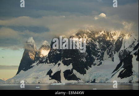 Coucher du soleil sur les sommets au-dessus du Canal Lemaire, Péninsule Antarctique, l'Antarctique Banque D'Images