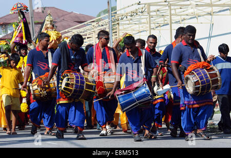 Premier groupe de percussionnistes procession religieuse hindoue Banque D'Images