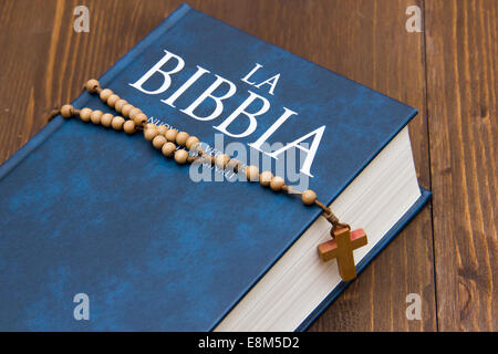 Bible sur table en bois avec rosaire Banque D'Images