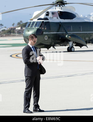 Los Angeles, Californie, USA. 9 octobre, 2014. Un agent des services secrets américains se distingue par sur le tarmac de LAX à côté de ce qui va être un marin comme il attend que l'arrivée imminente d'une armée de l'air transportant le président américain Barack Obama le jeudi 9 octobre 2014. Crédit : David Bro/ZUMA/Alamy Fil Live News Banque D'Images