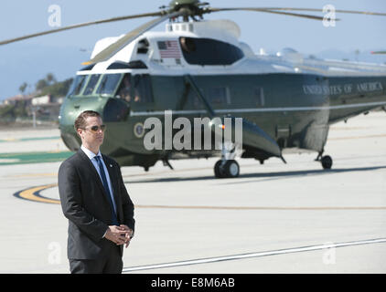 Los Angeles, Californie, USA. 9 octobre, 2014. Un agent des services secrets américains se distingue par sur le tarmac de LAX à côté de ce qui va être un marin comme il attend que l'arrivée imminente d'une armée de l'air transportant le président américain Barack Obama le jeudi 9 octobre 2014. Crédit : David Bro/ZUMA/Alamy Fil Live News Banque D'Images