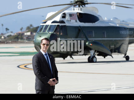 Los Angeles, Californie, USA. 9 octobre, 2014. Un agent des services secrets américains se distingue par sur le tarmac de LAX à côté de ce qui va être un marin comme il attend que l'arrivée imminente d'une armée de l'air transportant le président américain Barack Obama le jeudi 9 octobre 2014. Crédit : David Bro/ZUMA/Alamy Fil Live News Banque D'Images