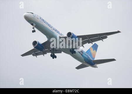 Thomas Cook Boeing 757-200 en approche à la terre Banque D'Images