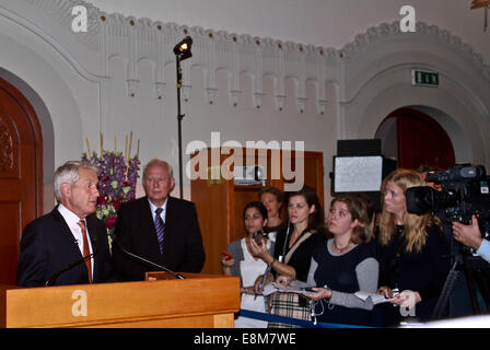 Oslo, Norvège. 10 Oct, 2014. Thorbjoern Jagland, président du Comité Nobel norvégien, annonce les lauréats de 2014 du prix Nobel de la paix au cours d'une conférence de presse à Oslo, Norvège, le 10 octobre 2014. Le Comité Nobel norvégien a annoncé vendredi que le prix Nobel de la paix 2014 a été décerné à Kailash Satyarthi, de l'Inde et du Pakistan Malala Yousafzai pour leur travail pour les droits de l'enfant. Credit : Liu Min/Xinhua/Alamy Live News Banque D'Images